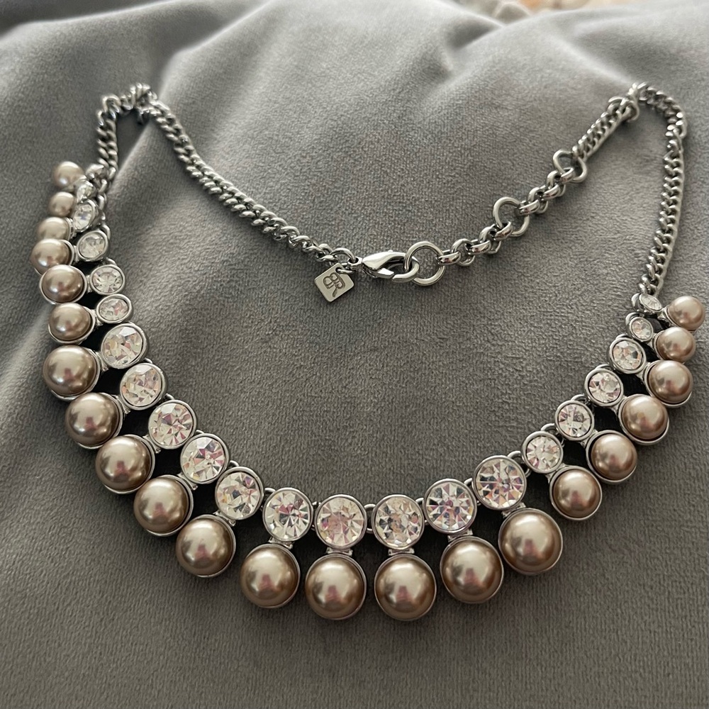 🩶Banana Republic Elegant Silver and Pearl Necklace🩶